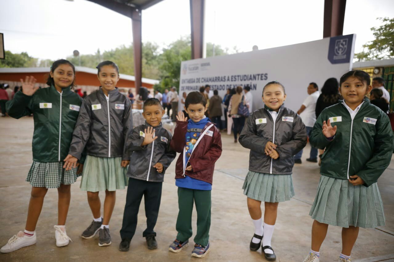 Sedesol Yucatán concluyó la distribución de chamarras para 208 mil alumnos de primaria 