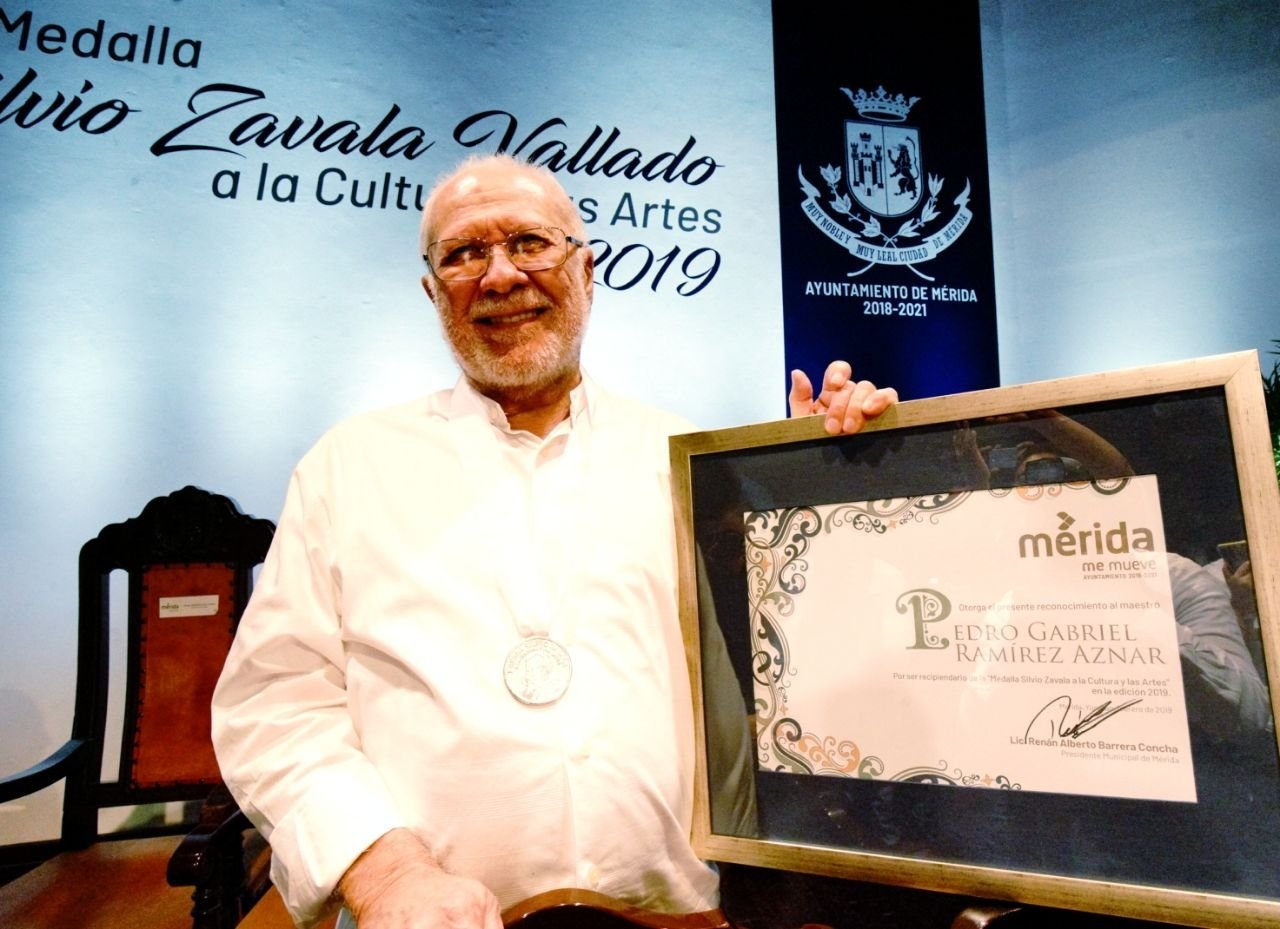 El pintor Pedro Ramírez Aznar con el diploma y la Medalla “Silvio Zavala Vallado” a la Cultura y las Artes 2019