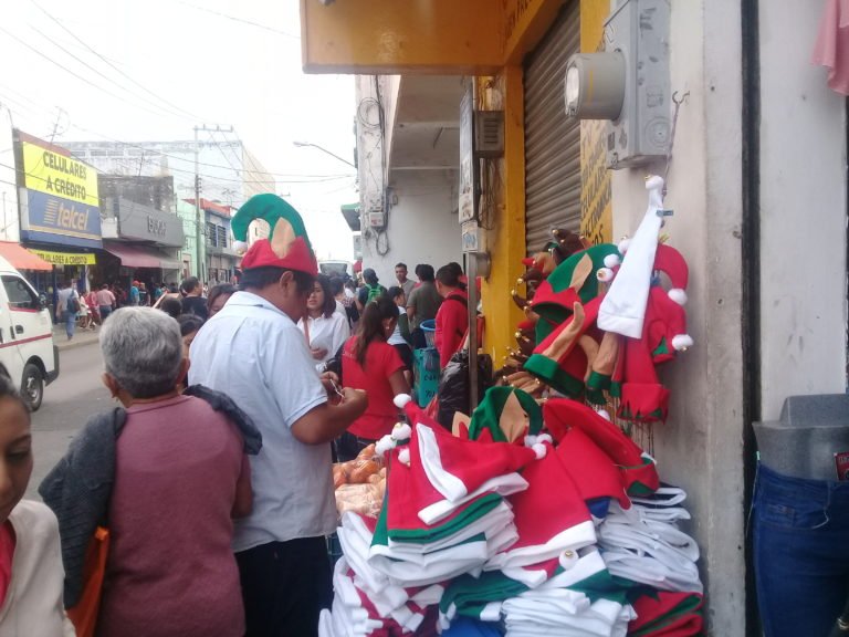 Liberan aceras de vendedores ambulantes