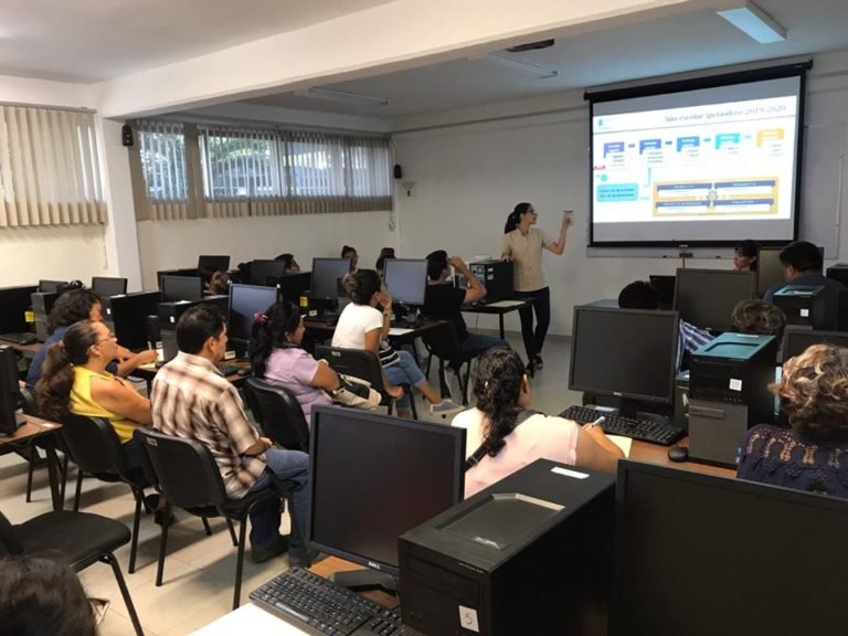 Alumnos de la UADY mantienen su ritmo de estudios