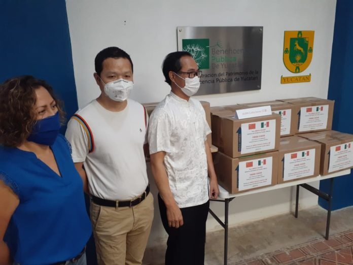 Comunidad China dona 20 mil cubrebocas a Yucatán