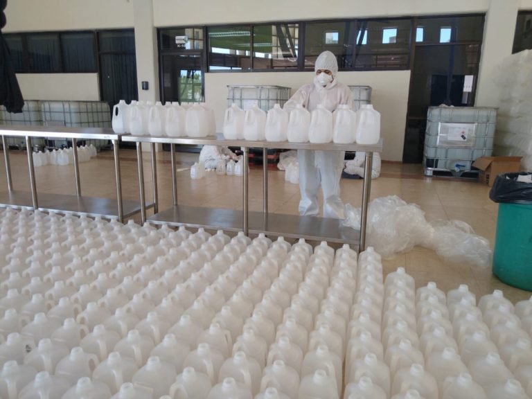 Personal de la Universidad Tecnológica Metropolitana (UTM) se encuentra envasando este producto que ha presentado una alta demanda y está en escasez debido a la contingencia por el coronavirus