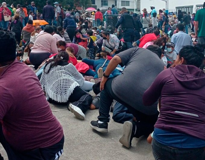 Balean centro de vacunación en Puebla, hay niños heridos