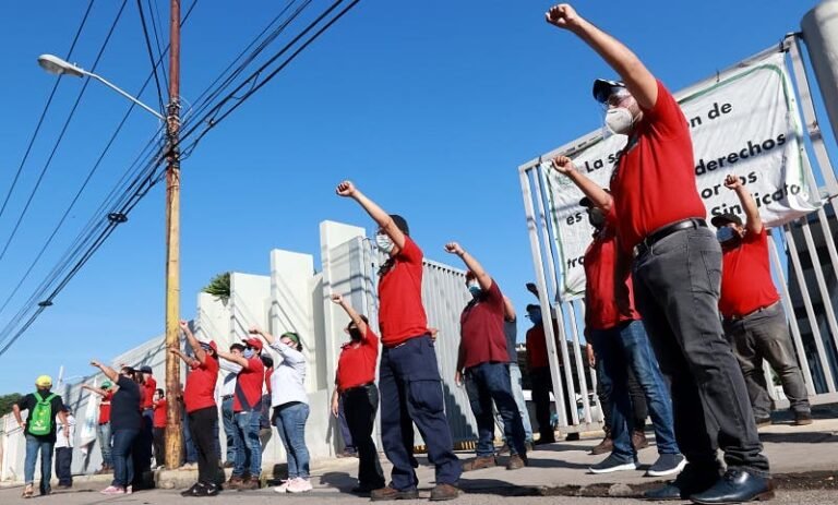 Telefonistas amenazan con estallar huelga