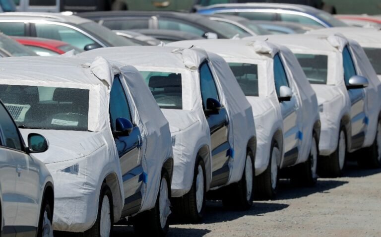 Ventas de autos caen 31.2% anual en julio: Inegi