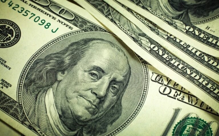 Precio del dólar hoy: Peso cae ante menor apetito por el riesgo