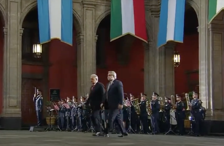 Al amanecer, recepción oficial a Fernández en Palacio Nacional