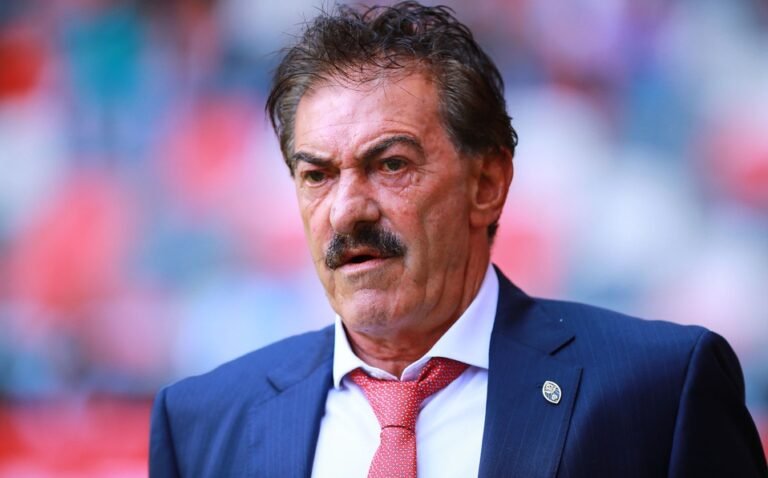 “Lavolpe entró en toalla”: dan amparo a podóloga y reabren caso por acoso