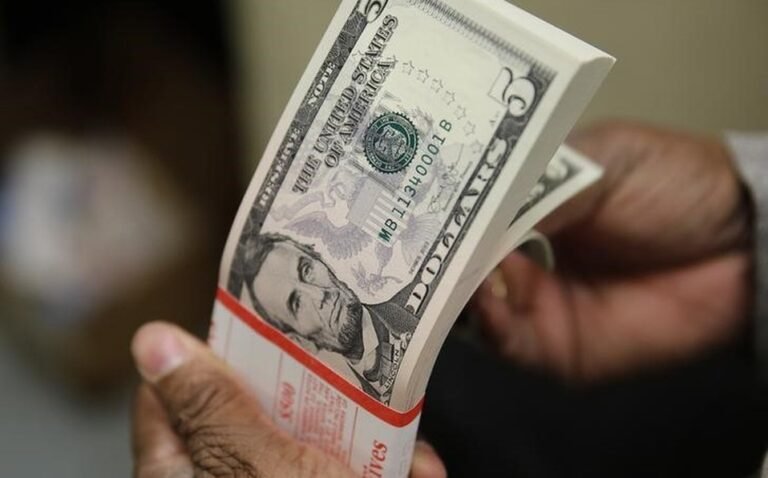 Precio del dólar hoy: Peso gana ante registro de primera vacuna contra covid en Rusia