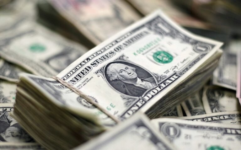 Precio del dólar hoy: Peso pierde atento al avance del coronavirus