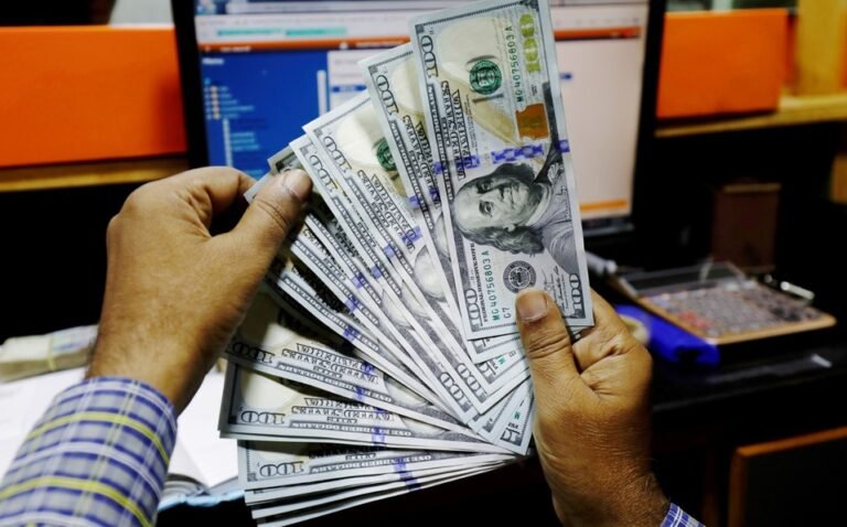 Precio del dólar hoy: Peso pierde ante mayor tensión entre China y EU