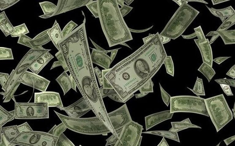 Hombre gana la lotería por 1 millón de dólares y no lo sabía; se entera por casualidad