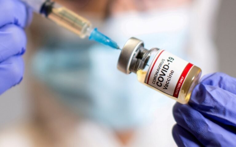 Consultan empresas mexicanas a Rusia y Pfizer sobre vacunas