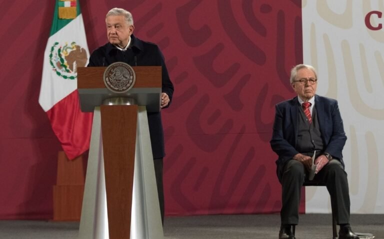 AMLO prevé cerrar el 2020 con caída de 8% en la economía