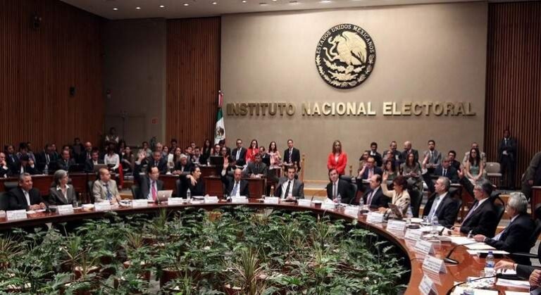 Renuncia funcionario del INE vinculado a proceso por uso indebido de funciones