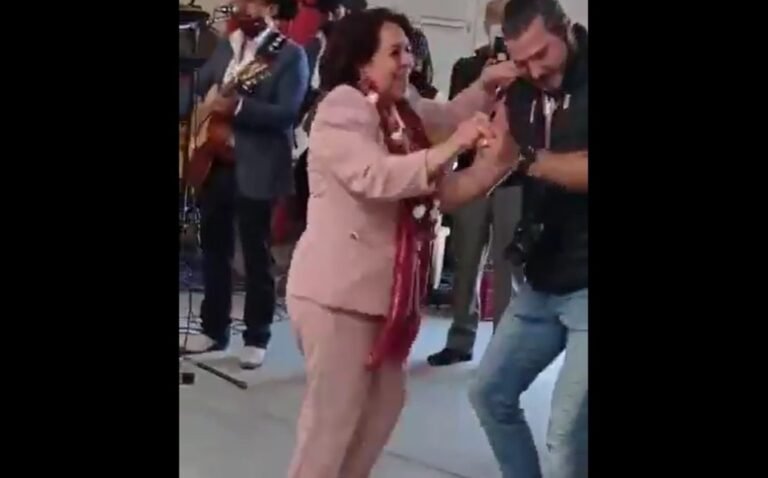 Captan a aspirante de Morena en Querétaro bailar sin cubrebocas y suspenden acto político
