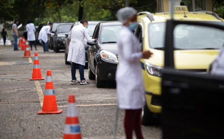 Brasileños ricos buscan comprar vacunas contra covid-19; generan debate