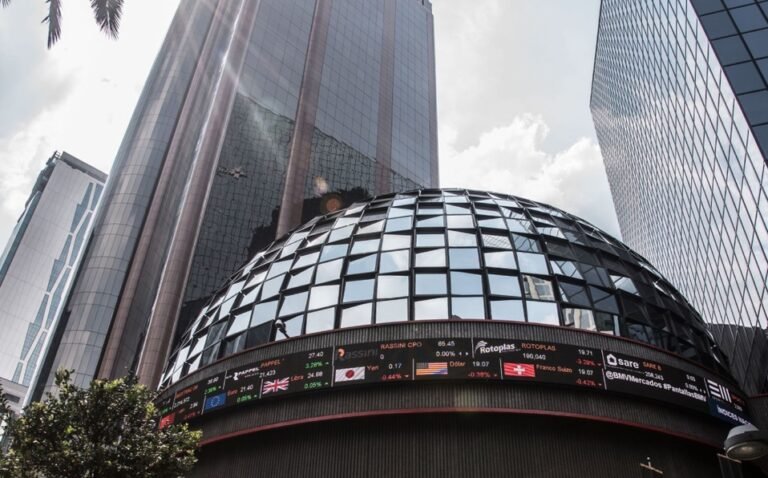 Bolsa Mexicana de Valores gana luego de tres caídas, en línea con Wall Street