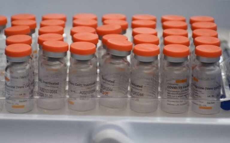 Decomisan vacunas Sputnik V ocultas entre refrescos en aeronave en Campeche