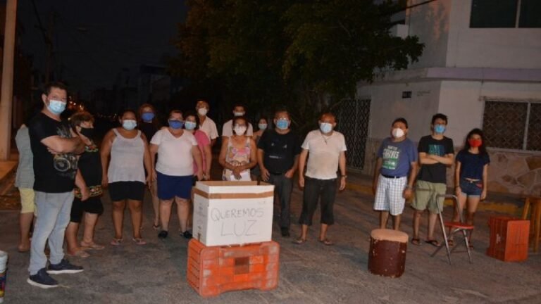 CRECE EL MALESTAR HACIA LA CFE, VECINOS DEL BARRIO DE SANTIAGO CIERRAN LAS CALLES