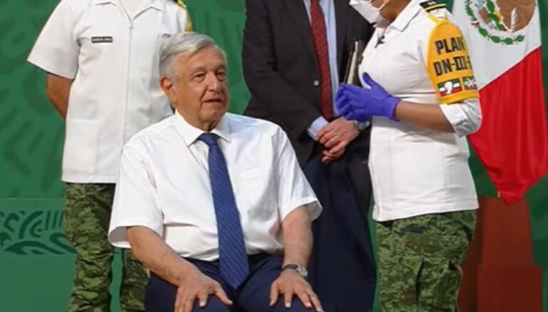 AMLO recibe  vacuna COVID de AstraZeneca