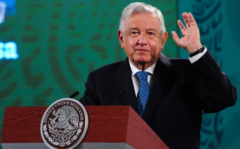 Alianza de Televisa y Univision; servirá para pagar becas del Gobierno