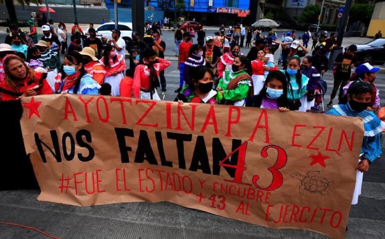 Padres de los 43 normalistas de Ayotzinapa anuncian búsqueda en Guerrero para mayo