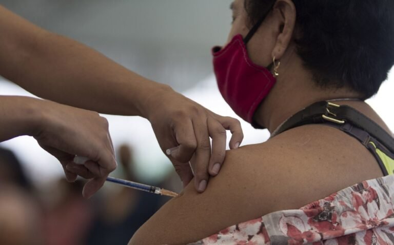 Gobierno presentan plan de vacunación a personal docente; inicia el próximo martes