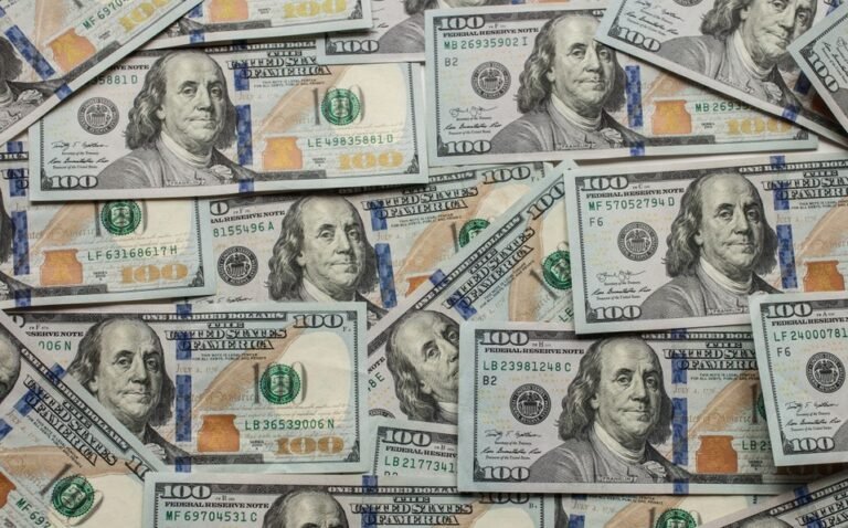 Peso pierde ante fortaleza del dólar tras repunte de inflación en China