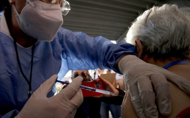 Advierten expertos de aumento en el rechazo a vacunas anticovid