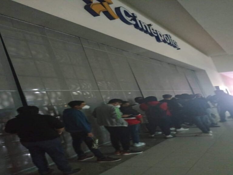 Yucatecos hacen largas filas para la preventa de Spiderman: No Way Home