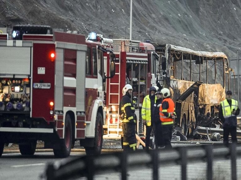 Mueren calcinados 12 niños y 34 adultos al interior de un autobús en Bulgaria