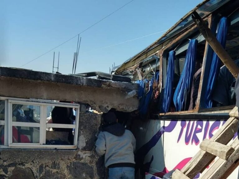 Autobús de pasajeros choca contra vivienda en Joquicingo, Edomex: reportan 19 muertos y 31 lesionados