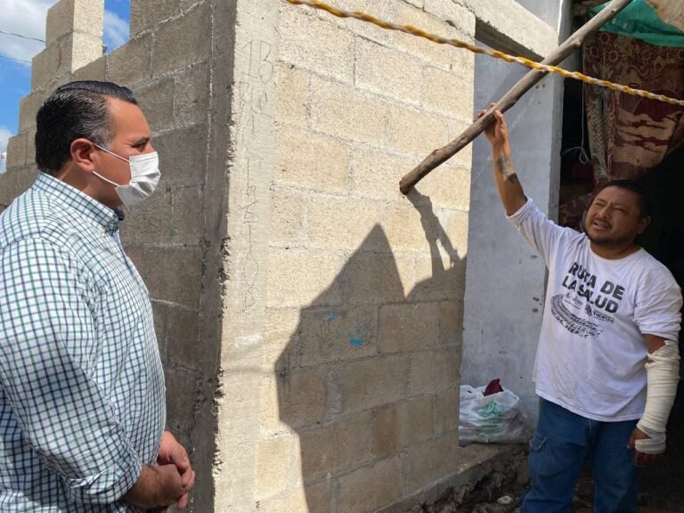 Renán Barrera realiza recorrido en colonias afectadas por incendios