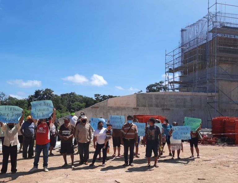 Quitan cargo en Halachó
