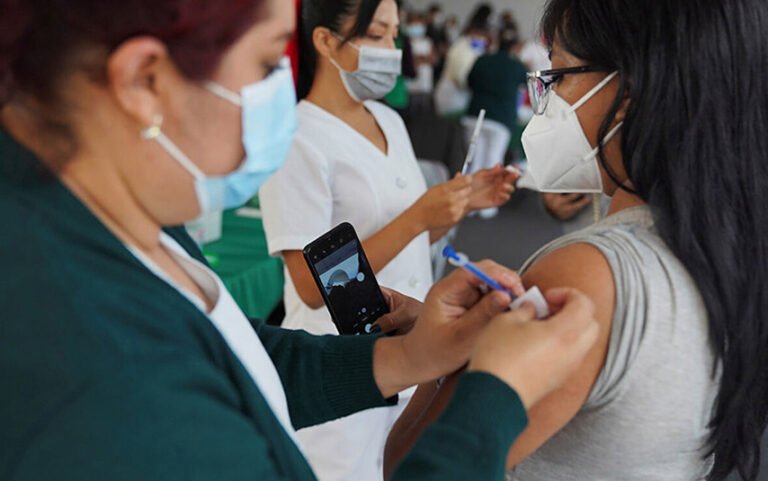 Adolescentes de 12 a 14 años reciben su primera dosis contra COVID-19