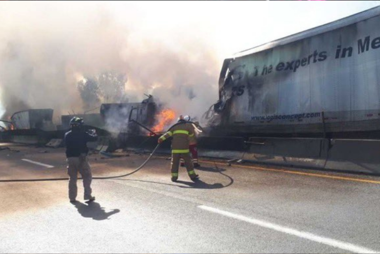 Aparatoso accidente entre tres tráileres en la autopista Arco Norte deja un muerto