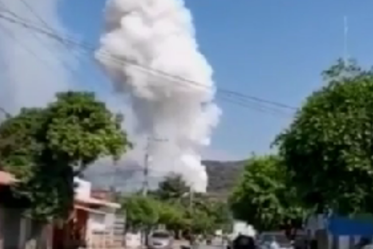 Explota bodega que almacenaba pirotecnia en Apatzingán, Michoacán