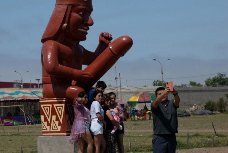 Vandalizan polémica estatua erótica instalada para atraer turistas