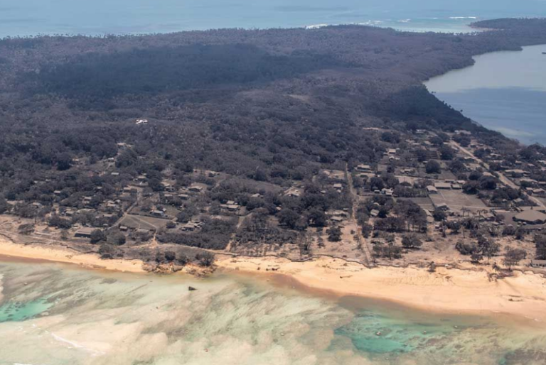 Ordenan evacuación de varias ciudades en Tonga tras erupción del volcán submarino