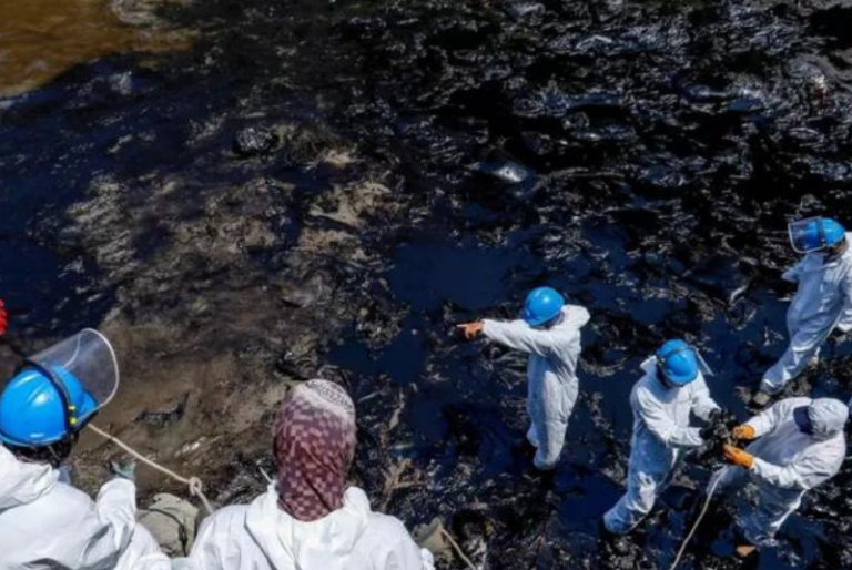 Derrame de petróleo en Perú tras erupción de volcán en Tonga provoca desastre ecológico