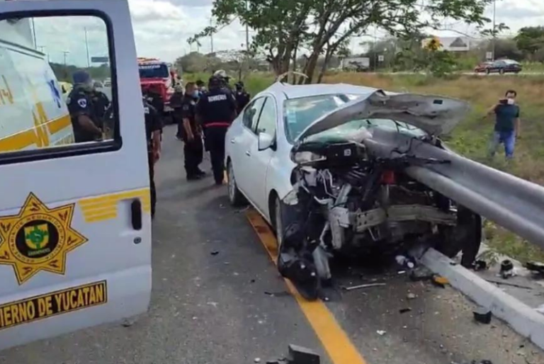 Mujer dormita y su auto termina incrustado en la barra de contención de la Mérida- Cancún