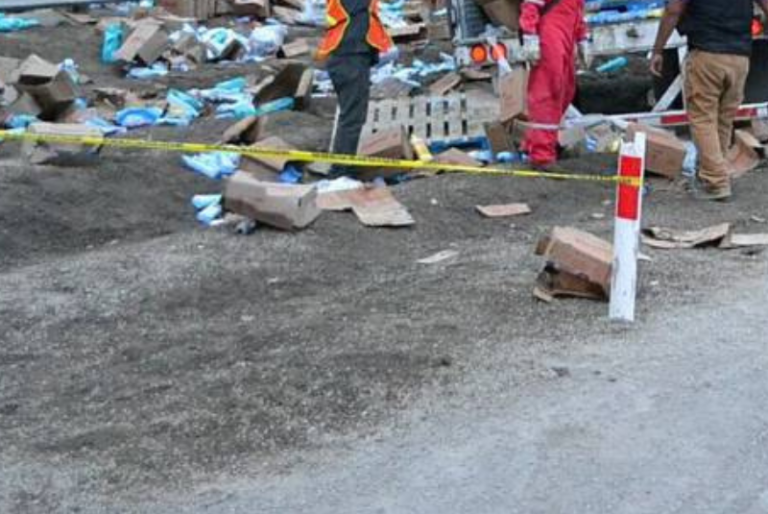 Pobladores rapiñan camión de paquetería en la libre Mérida-Valladolid