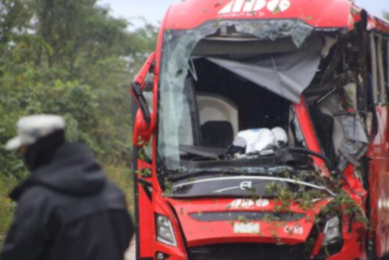 Menor de edad muere en accidente de autobús ADO; identifican a las ocho víctimas