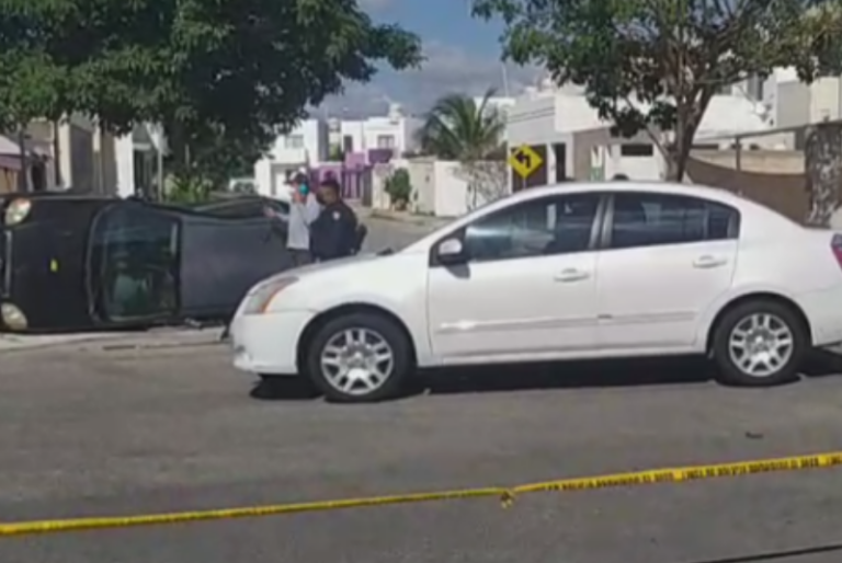 Choque con volcadura en Gran San Pedro Cholul deja dos lesionados