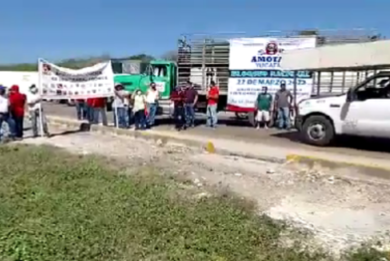 Transportistas bloquean la carretera Mérida-Campeche; exigen mayor seguridad