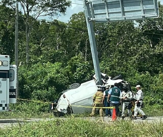 Conductor se estrella contra un poste en la carretera Cancún-Puerto Morelos