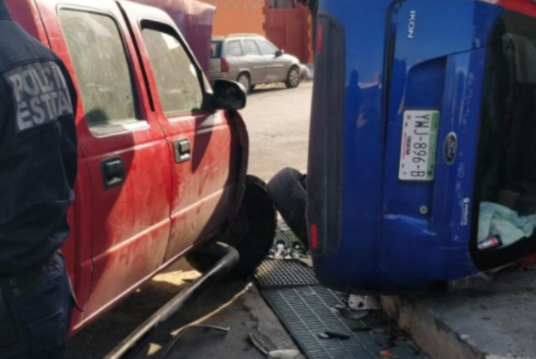 Por distraído, vehículo termina volcado en calles del centro de Mérida