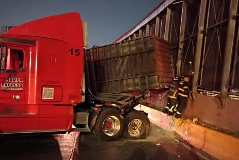 Tráiler vuelca en Circuito Interior y choca contra muro de la Línea 5 del Metro