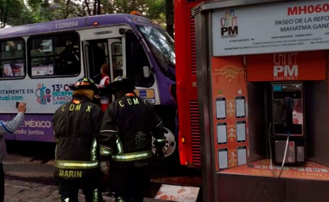 Choque de Metrobús y camión de pasajeros en Paseo de la Reforma deja 41 lesionados